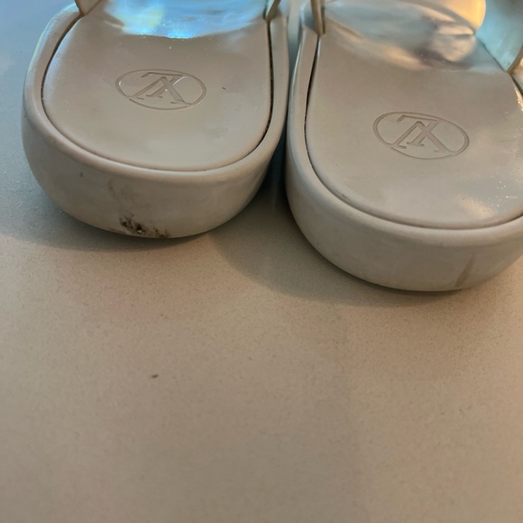 AUTHENTIC with box & shoe bags Louis Vuitton white pool slides. Rubber slides. - Picture 11 of 13